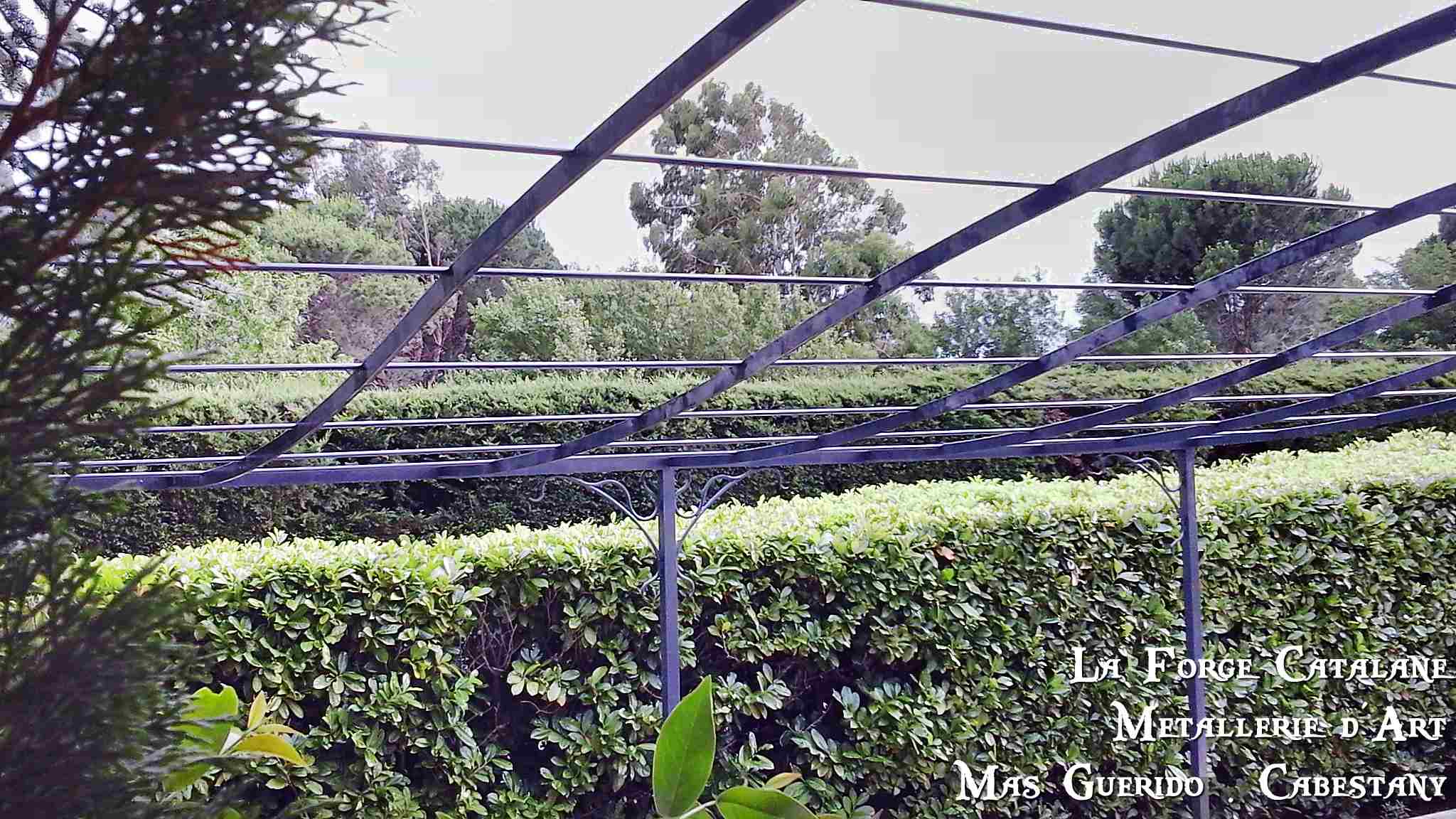 pergola detail demi chapeau de gendarme fer Forge Catalane Cabestany.jpg